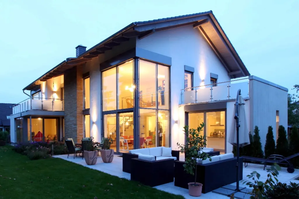 Einfamilienhaus in Fallersleben in der Abenddämmerung mit beleuchteten Fensterfronten